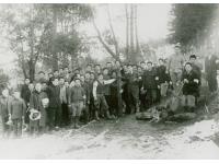 윤봉길 의사 처형 당시 묶여 있던 목제 형틀과 발굴대원들 사진(1946)