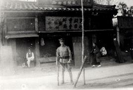 상가 앞의 경계중인 일본군 사진