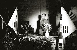 한국광복군총사령부 성립 전례식에서 성립 경과를 보고하는 조소앙(1940.9.17, 중경 가릉빈관)
