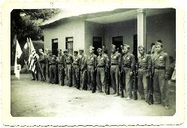 한국광복군 제2지대 미국전략사무국 대원 사열 사진(1945.7.4, 서안)